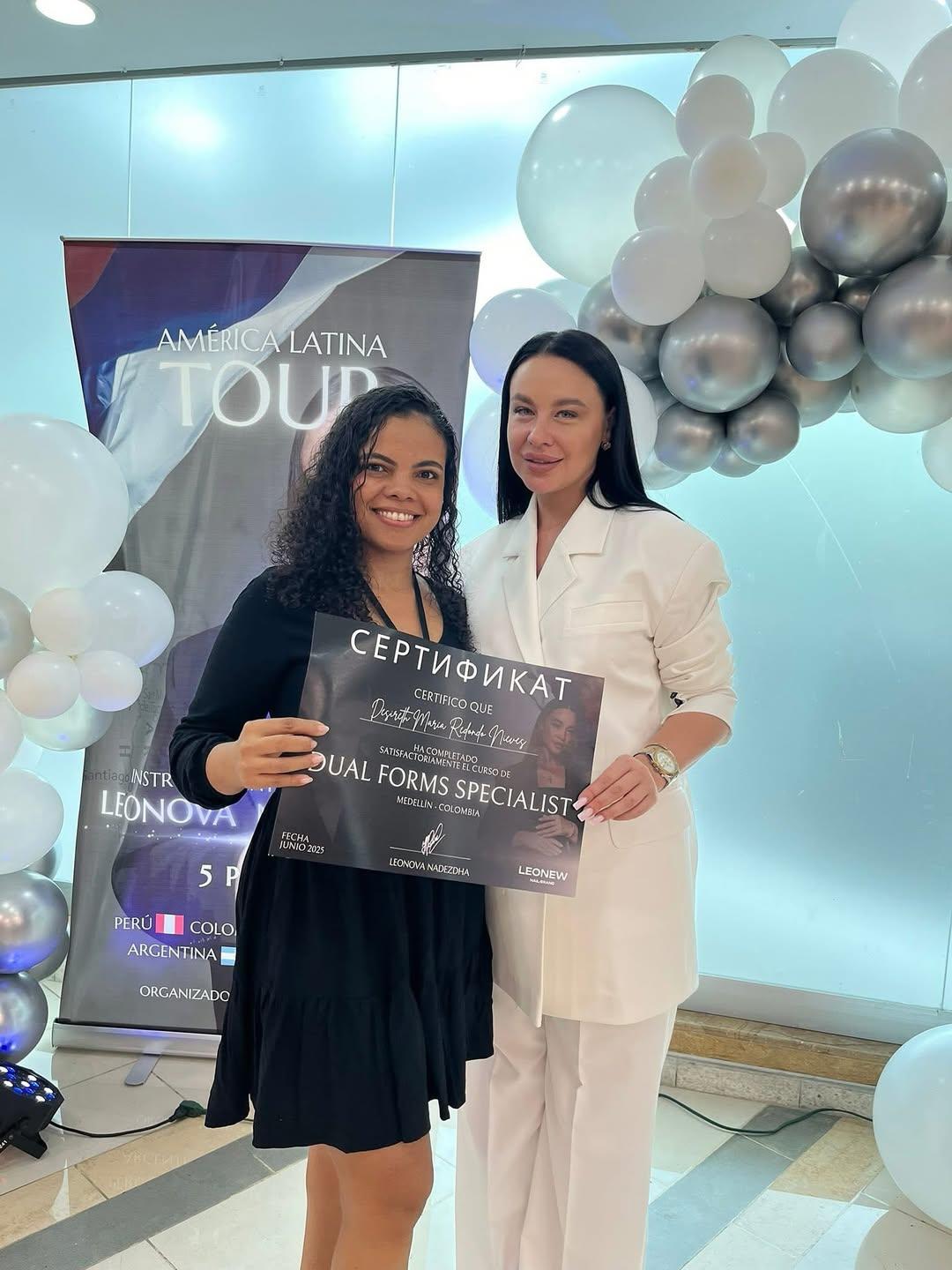Desi recibiendo su certificado de Dual Forms