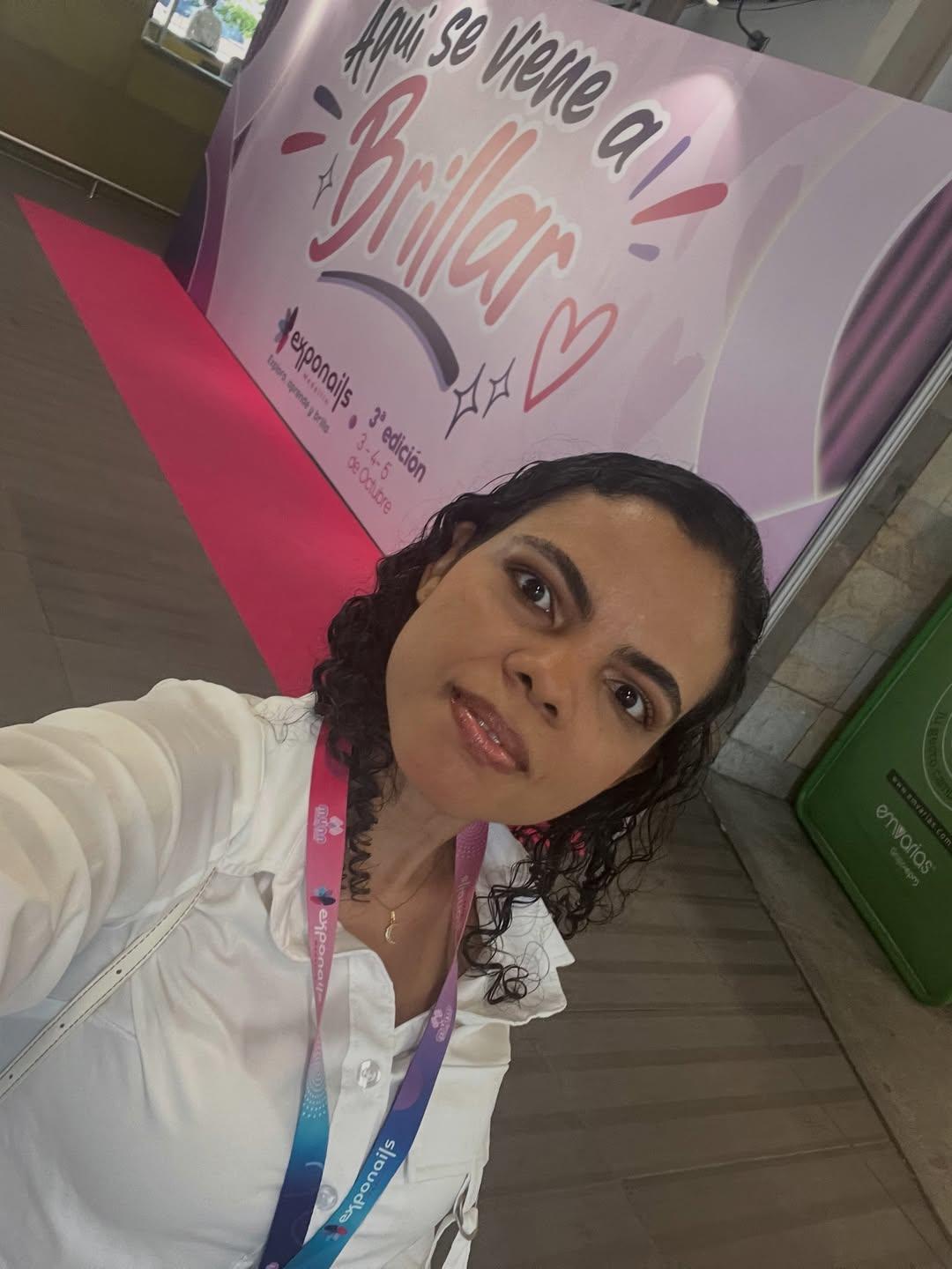 Desi con su escarapela de ExpoNails en Medellín